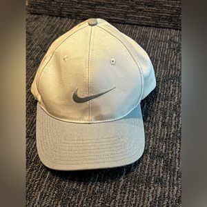 Relaxed Fit Nike Cap. 100% Cotton